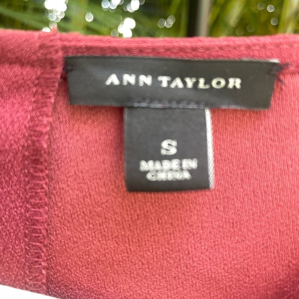 Ann Taylor Burgundy/Rust Sleeveless Blouse Top with Keyhole Neckline - Picture 3 of 5
